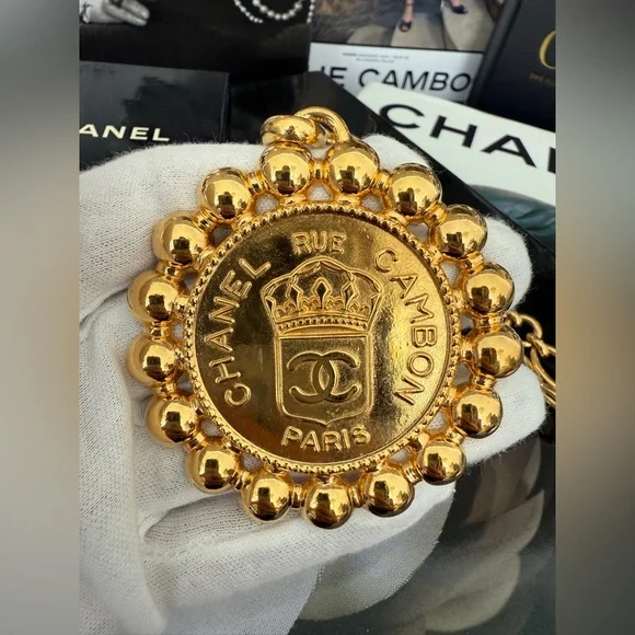 LOT 2306 24k gold plated Rihanna CHANEL 1980S VINTAGE LARGE PENDANT NECKLACE - Picture 1 of 10